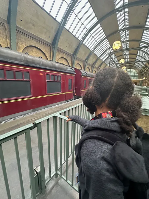 Kid looking at the Hogwarts Express at Universal Studios
